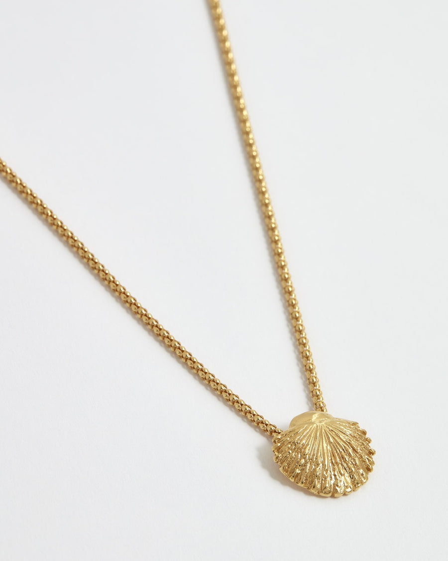 Soru jewellery gold shell pendant necklace with extender chain