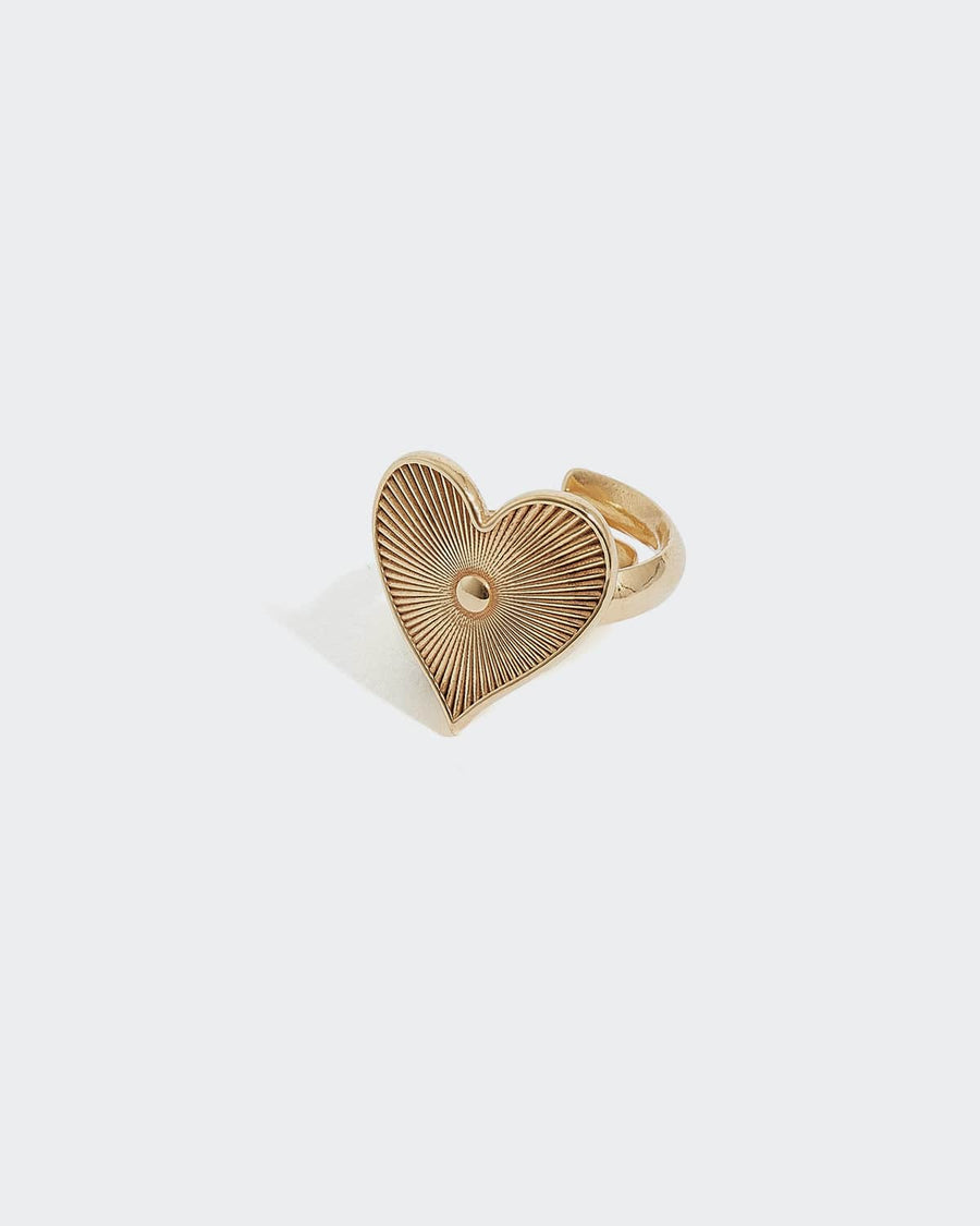 Soru Jewellery gold etched heart ring, front on image