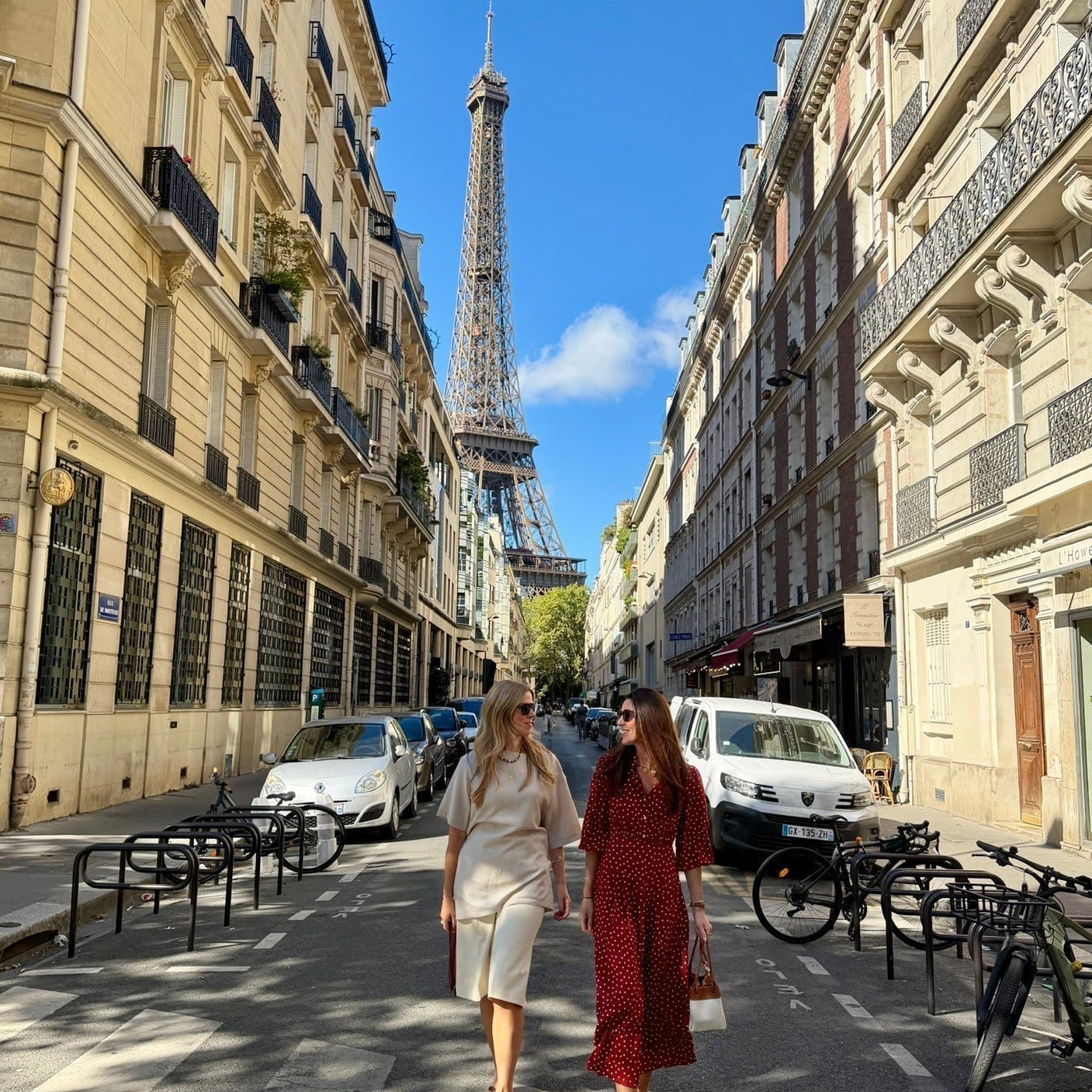 two women waling in the sunshine by the eiffel tower