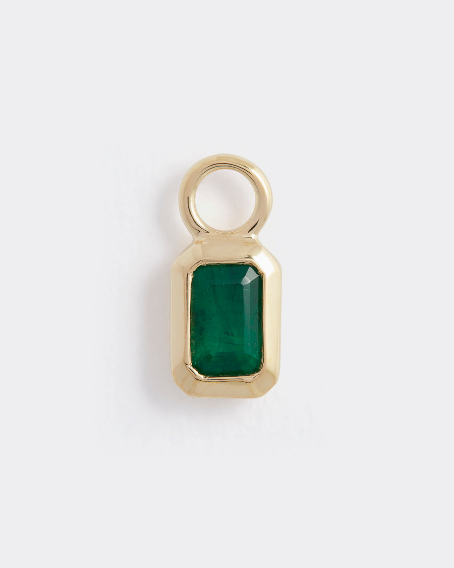 Soru Jewellery emerald birthstone charm in gold, product shot 