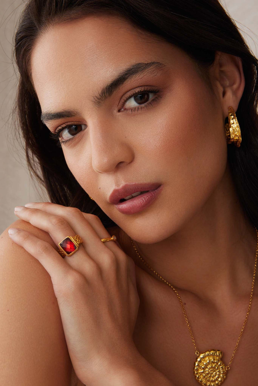 soru jewellery red crysal and plaited gold ring shown a model 