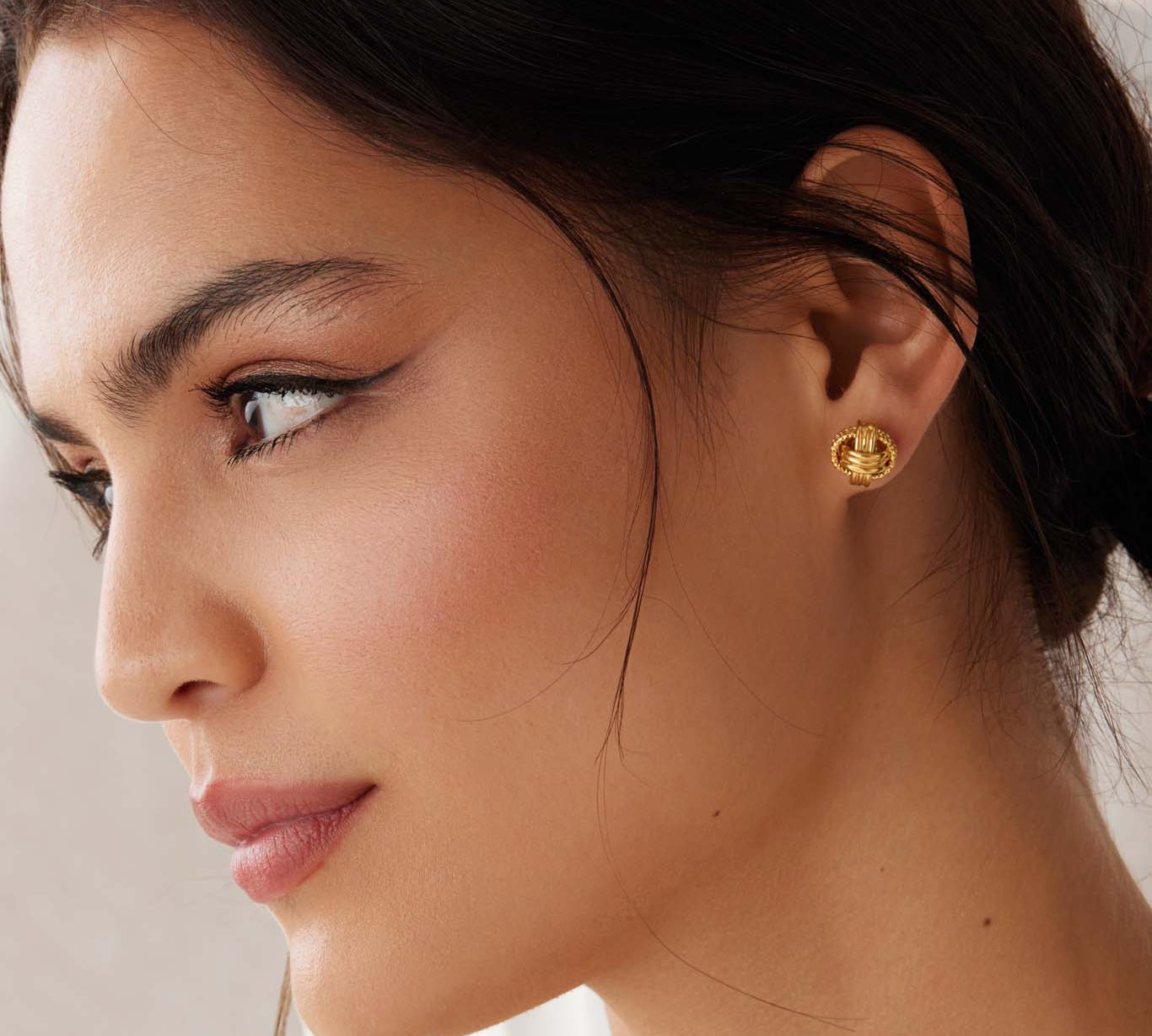 soru jewellery model shot of the gold plated silver earrings textured link stud earrings
