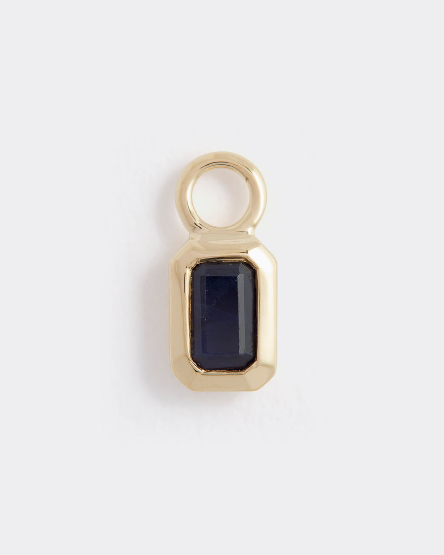 Soru Jewellery sapphire birthstone charm in 14k gold, product shot