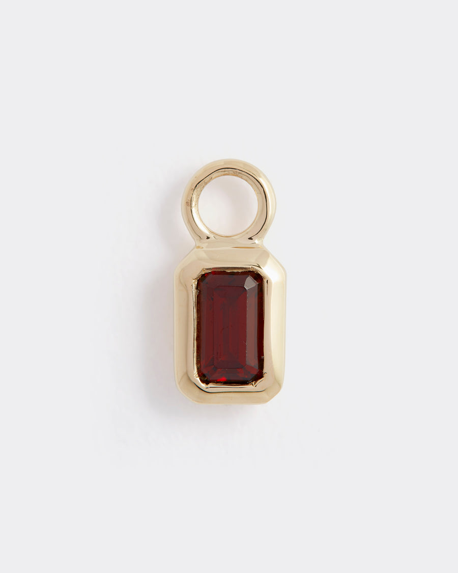 Soru Jewellery garnet birthstone charm in 14k gold, product shot 