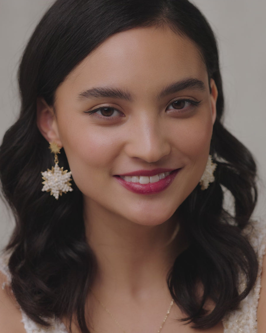 Soru Jewellery video showing the whate agate gemstone beaded snowflake shaped earrings up close on model