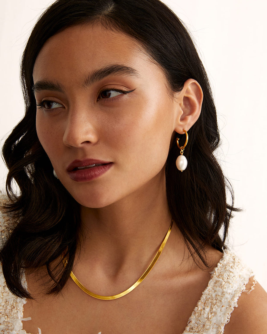 MODEL IMAGE OF SORU GOLD  PLATED SILVER SNAKE CHAIN NECKLACE AND PEALR EARRINGS 
